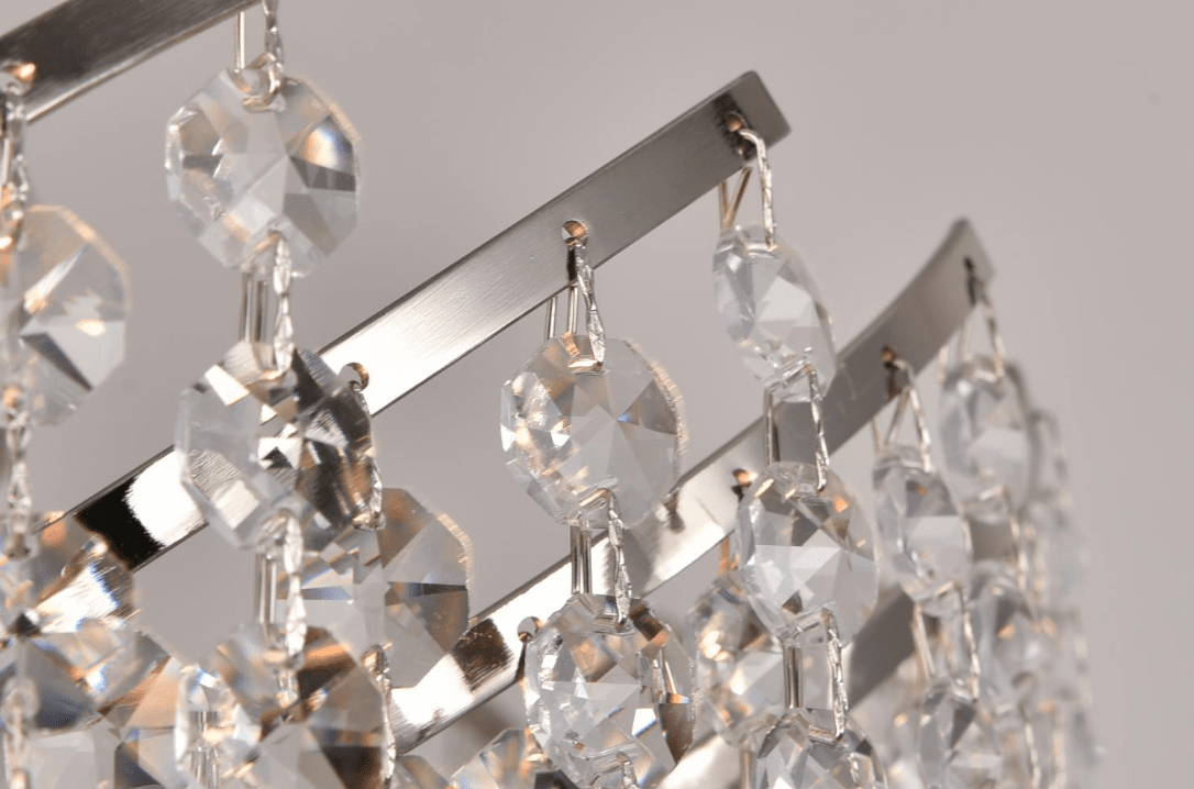 Leonore Ø40 Plata cristal De Norrsken Design - La exclusiva lámpara de techo Leonore en níquel con brillantes cristales K9 de clase 1 cortados a mano le otorga a la habitación una elegancia y un glamour atemporales.