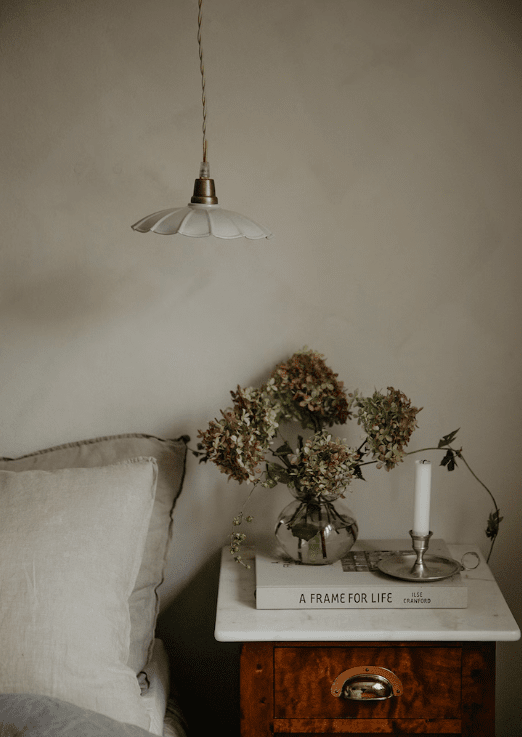 Gustav Ø20 Verde lámpara de ventana De Strömshaga - Una elegante l&aacute;mpara de techo, peque&ntilde;a y delgada, que encaja perfectamente encima de una mesa de cocina, en una ventana o en un dormitorio.