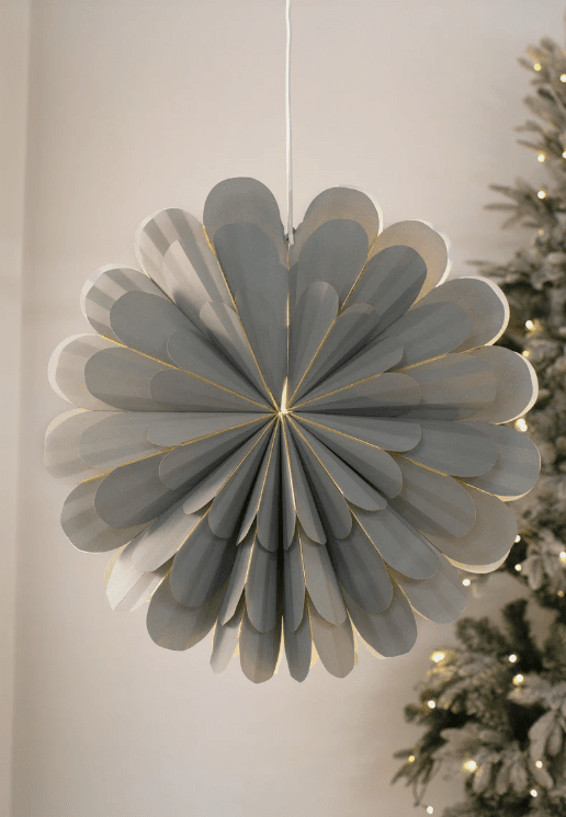 Marigold Ø60 Gris De Markslöjd - Con su pantalla de papel gris, ofrece un aspecto de dise&ntilde;o suave que crea un elegante contraste con las flores de Pascua m&aacute;s tradicionales.