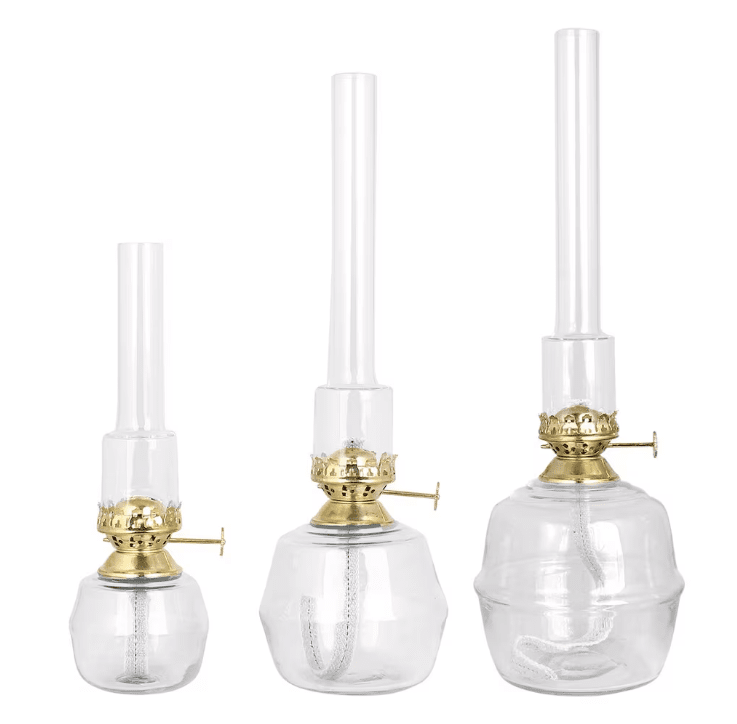 Kerosene Lamp Majken Mid Transparente De Strömshaga - L&aacute;mpara de queroseno fabricada en vidrio transparente con tubos quemadores de vidrio transparente y quemador de lat&oacute;n.