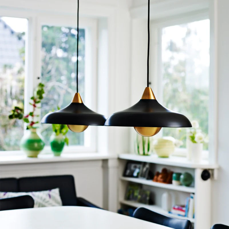 Urban Wide Ø36 Negro Lámpas de techo De Superliving - Embellece tu hogar con la moderna l&aacute;mpara colgante Urban Wide, una elegante combinaci&oacute;n de acabado negro mate y elegantes detalles de lat&oacute;n.