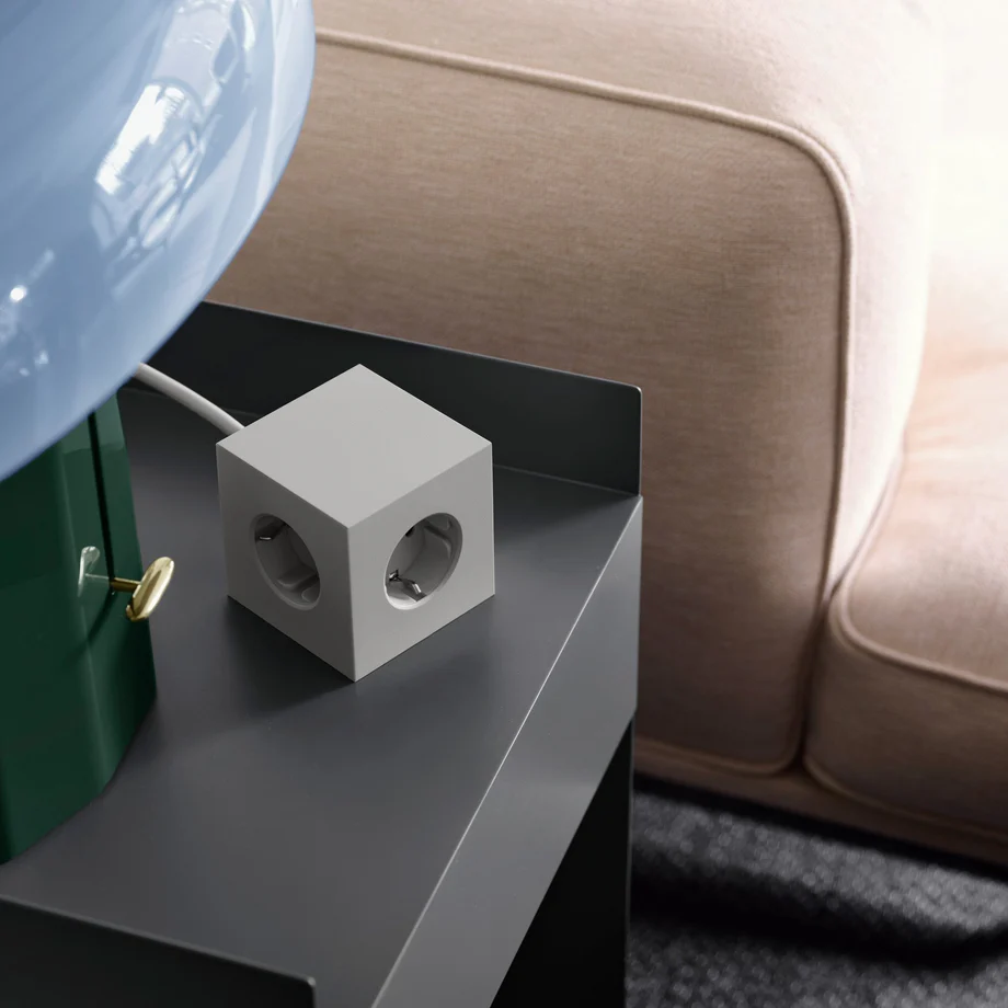 Square 1 with 30W Dual USBC & Magnetic base, 3m Gris De Avolt - Regleta de enchufes de dise&ntilde;o elegante de Avolt con un cable largo de PVC, un cubo de pl&aacute;stico reciclado y una placa magn&eacute;tica en la parte inferior para colgar en la pared.