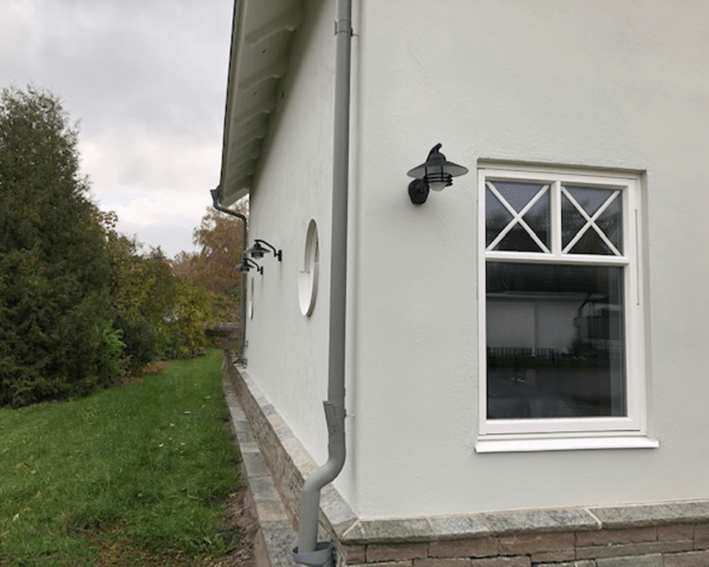 Tellus Negro lámpara de exterior De Westal - El aplique de pared Tellus Ned es una l&aacute;mpara de fabricaci&oacute;n sueca con casquillo E27 y pantalla de cristal blanco que rodea la fuente de luz y proporciona una luz difusa.