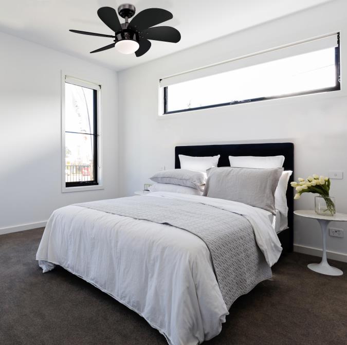 Turbo Swirl Ø76 Gris oscuro De Westinghouse - Ventilador de techo Turbo Swirl en color oscuro metálico brillante; Superficie con seis lamas de color negro y cúpula de cristal opalino-lechoso para iluminación.