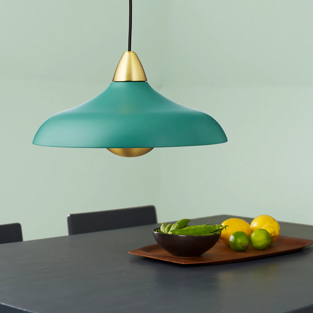 Urban Wide Ø36 Verde Lámpas de techo De Superliving - Embellece tu hogar con la moderna l&aacute;mpara colgante Urban Wide, una elegante combinaci&oacute;n de un acabado verde oscuro mate y elegantes detalles de lat&oacute;n.