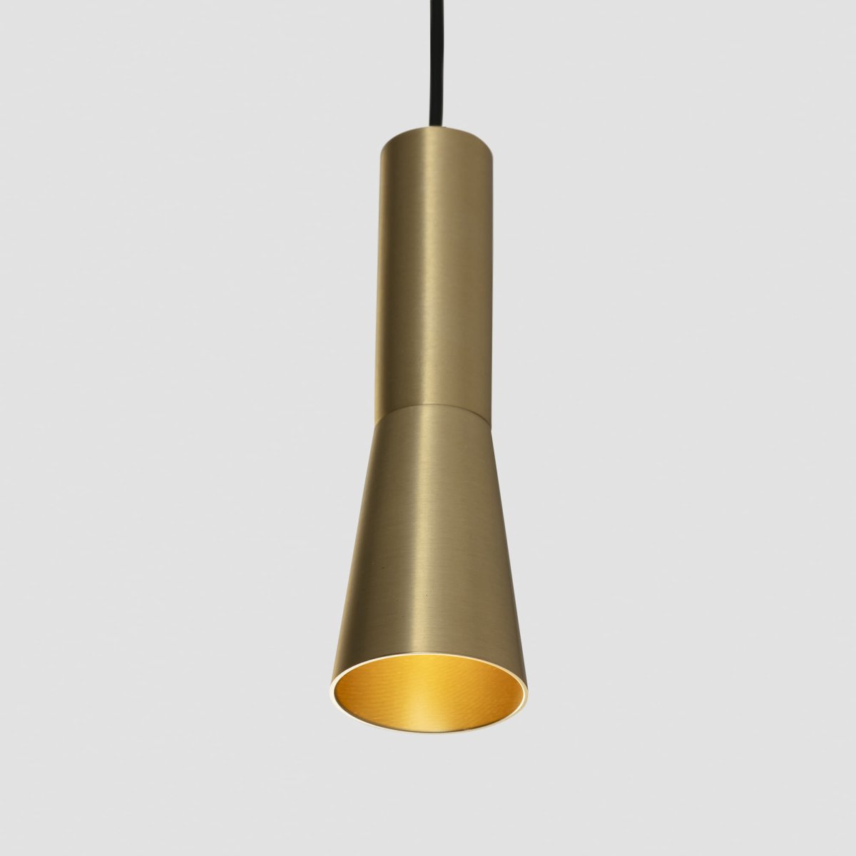 Nina Ø4 Oro Lámpas de techo De Faro Barcelona - Nina es una l&aacute;mpara colgante dorada con tecnolog&iacute;a LED integrada y un dise&ntilde;o elegante y minimalista.