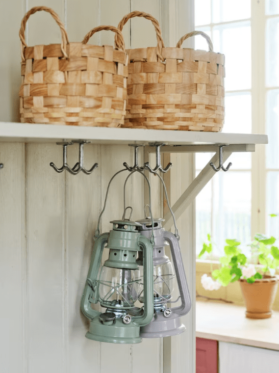 Storm Lantern small Beige De Strömshaga - Una linterna de dise&ntilde;o cl&aacute;sico que encaja perfectamente en la casa de vacaciones, en la terraza o en el jard&iacute;n.