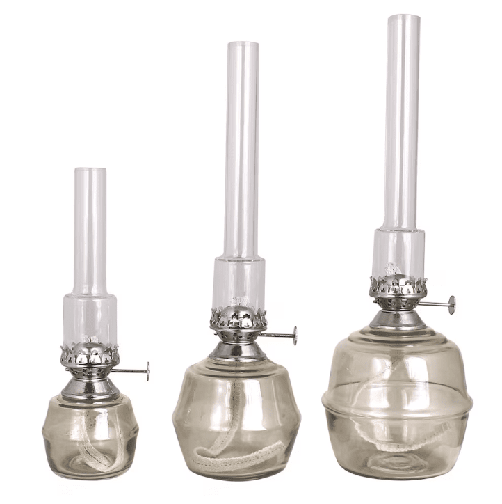 Kerosene Lamp Majken Small Gris De Strömshaga - Peque&ntilde;a l&aacute;mpara de queroseno fabricada en cristal tintado de color gris, que crea un bonito tono de color pero al mismo tiempo ofrece una superficie transparente.