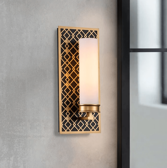 Ziggy 34cm Oro lámpara de baño De Elstead Lighting - La l&aacute;mpara de pared Ziggy impresiona con su elegante pantalla de cristal opalino blanco y su soporte decorativo de metal negro con detalles dorados.