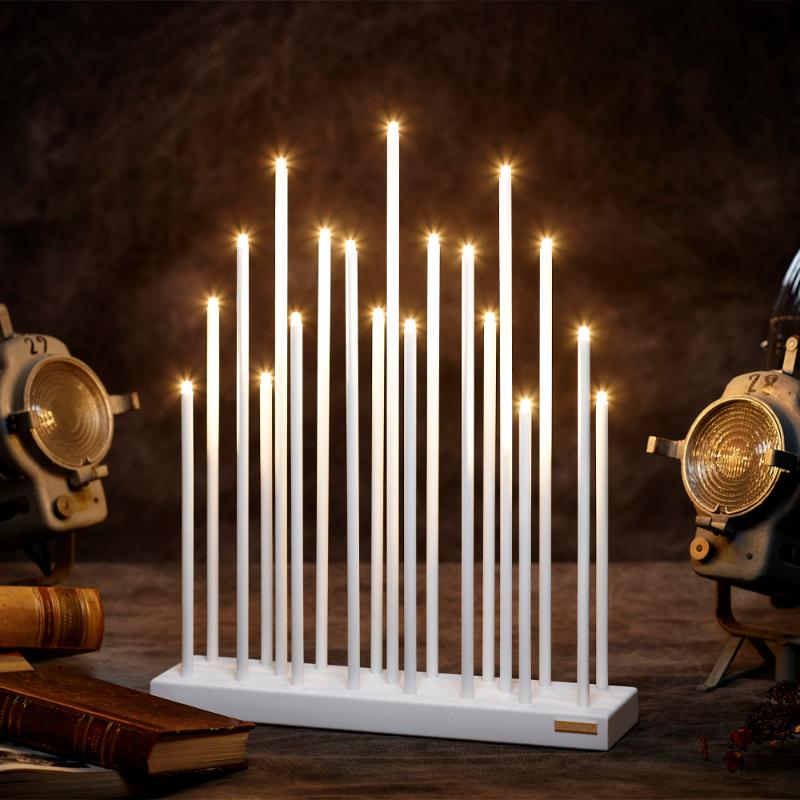 Elflugan Blanco De SMAK Design - El candelabro de Adviento Elflugan Original Chalk White de Smak Design es un cl&aacute;sico del dise&ntilde;o moderno que se puede utilizar durante todo el a&ntilde;o tanto como candelabro normal como candelabro de Adviento durante la temporada navide&ntilde;a.