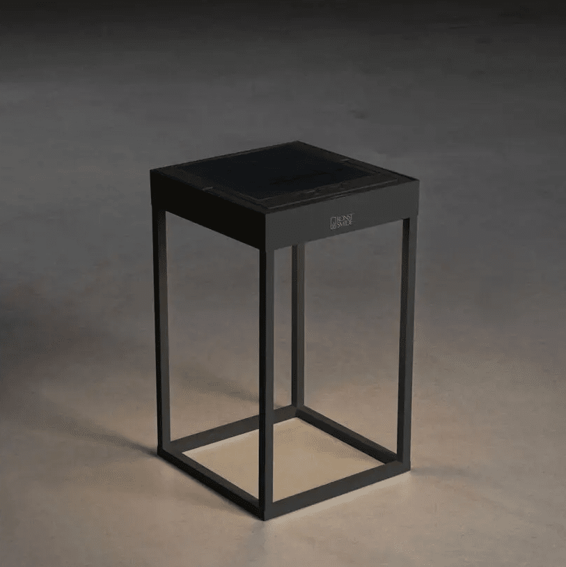 Portofino 30cm Negro lámpara solar De Konstsmide - La linterna se puede utilizar tanto de pie como colgada gracias al soporte de pared incluido.