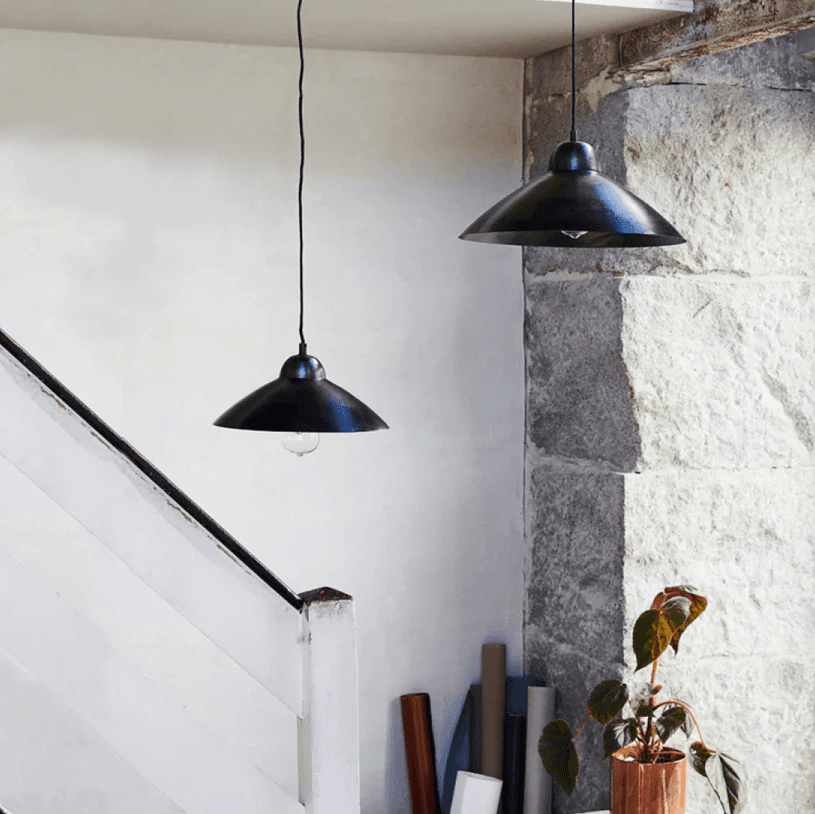 Studio Ø30 Negro antiguo Lámpas de techo De H. Skjalm P - La l&aacute;mpara colgante Studio, fabricada en metal con acabado negro antiguo, es una elegante l&aacute;mpara de techo con una silueta sencilla y hermosa.