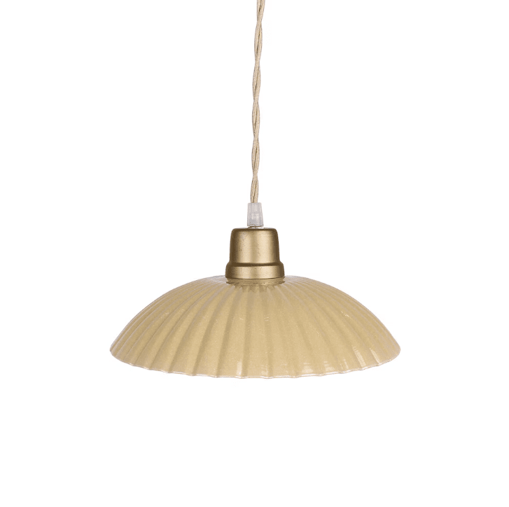 Ingrid Stor Ø24 Amarillo lámpara de ventana De Strömshaga - Lámpara de techo de chapa amarilla con pantalla plisada y cable textil trenzado en color natural.