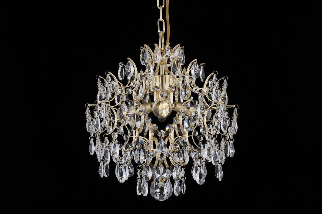 Kate Ø35 Oro cristal De Norrsken Design - La lámpara de araña de cristal Kate en dorado es una fuente de luz elegante y lujosa que transforma tu habitación en un oasis de glamour.