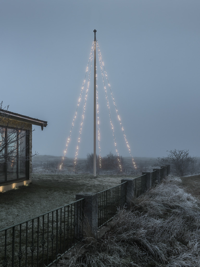 Iluminación Para Asta De Bandera Warm White 8m Negro De Konstsmide - Luces de cadena con asta de bandera con 5 bucles y 100 luces LED de color blanco cálido y esmerilado que crean un brillo elegante e invernal.