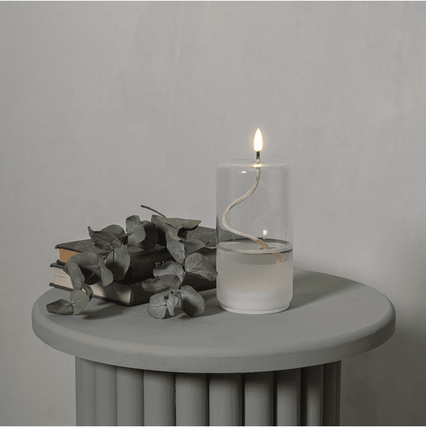Farol Flamme Float Transparente De Star Trading - Flame Float es una vela con recipiente de vidrio con cera transparente en su interior, dando la sensaci&oacute;n de una vela de aceite con la mecha flotando.