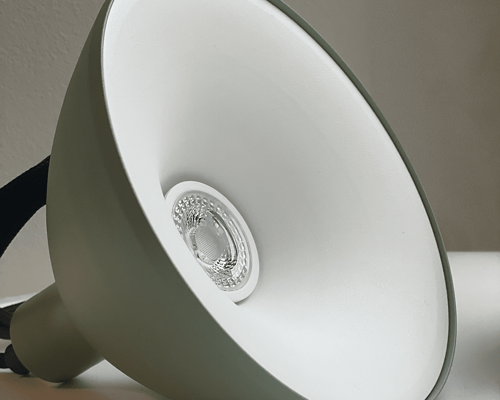 Ark Micro Ø18 Verde Lámpas de techo De Westal - Ark Micro es una elegante lámpara con un diseño moderno, fabricada en acero inoxidable y recubierta de polvo en color verde mate.