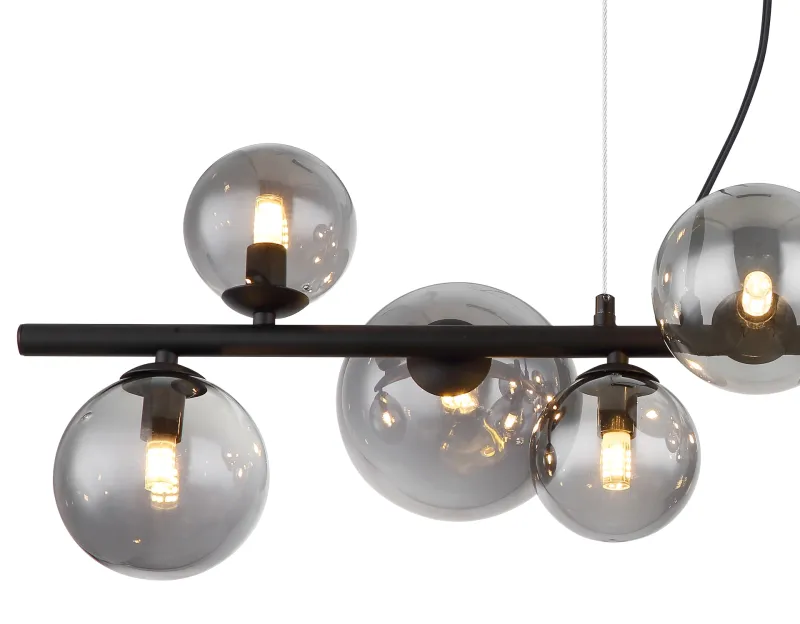 Riha 87cm Color humo Lámpas de techo De Globo Lighting - Lampan &auml;r av mattsvart metall och ger ditt hem en lyxig och inbjudande atmosf&auml;r.