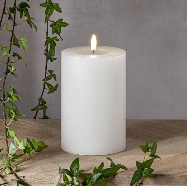 LED Vela Pilar Flamme Flow Big Blanco De Star Trading - Flamme Flow Big es una vela de bloque con llama natural y un tiempo de combustión de aproximadamente 2500 horas.