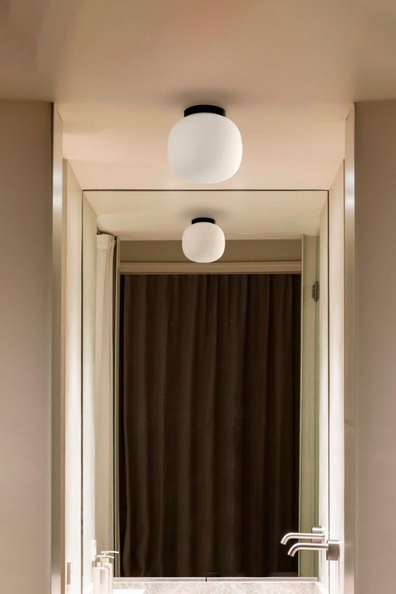 Amelia Ø22 Negro lámpara de baño De Faro Barcelona - El cristal opalino redondeado garantiza una distribuci&oacute;n generosa de la luz sin deslumbramientos, lo que la convierte en la l&aacute;mpara ideal para la iluminaci&oacute;n general en espacios comunes y comunes.