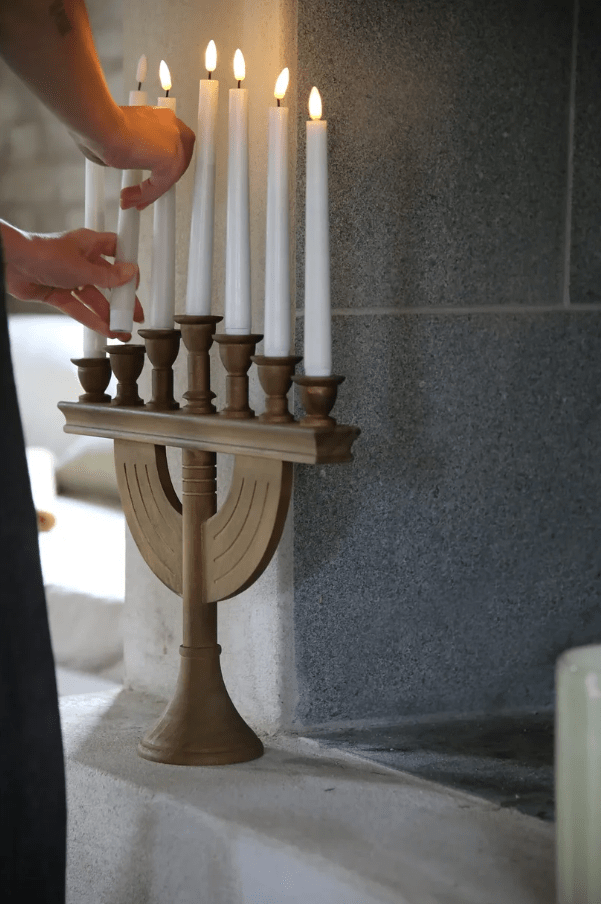 Torpa 7L mancha marrón De Markslöjd - Torpa es un elegante portavelas de Adviento de siete brazos, fabricado en madera te&ntilde;ida de marr&oacute;n, con un dise&ntilde;o cl&aacute;sico y atemporal.