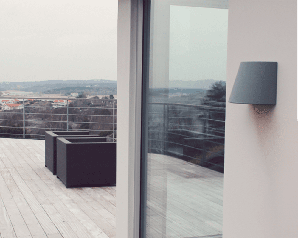 Mini Gris lámpara de exterior De Westal - La mini lámpara de pared está hecha de aluminio anodizado y tiene un recubrimiento de polvo de color gris aluminio.