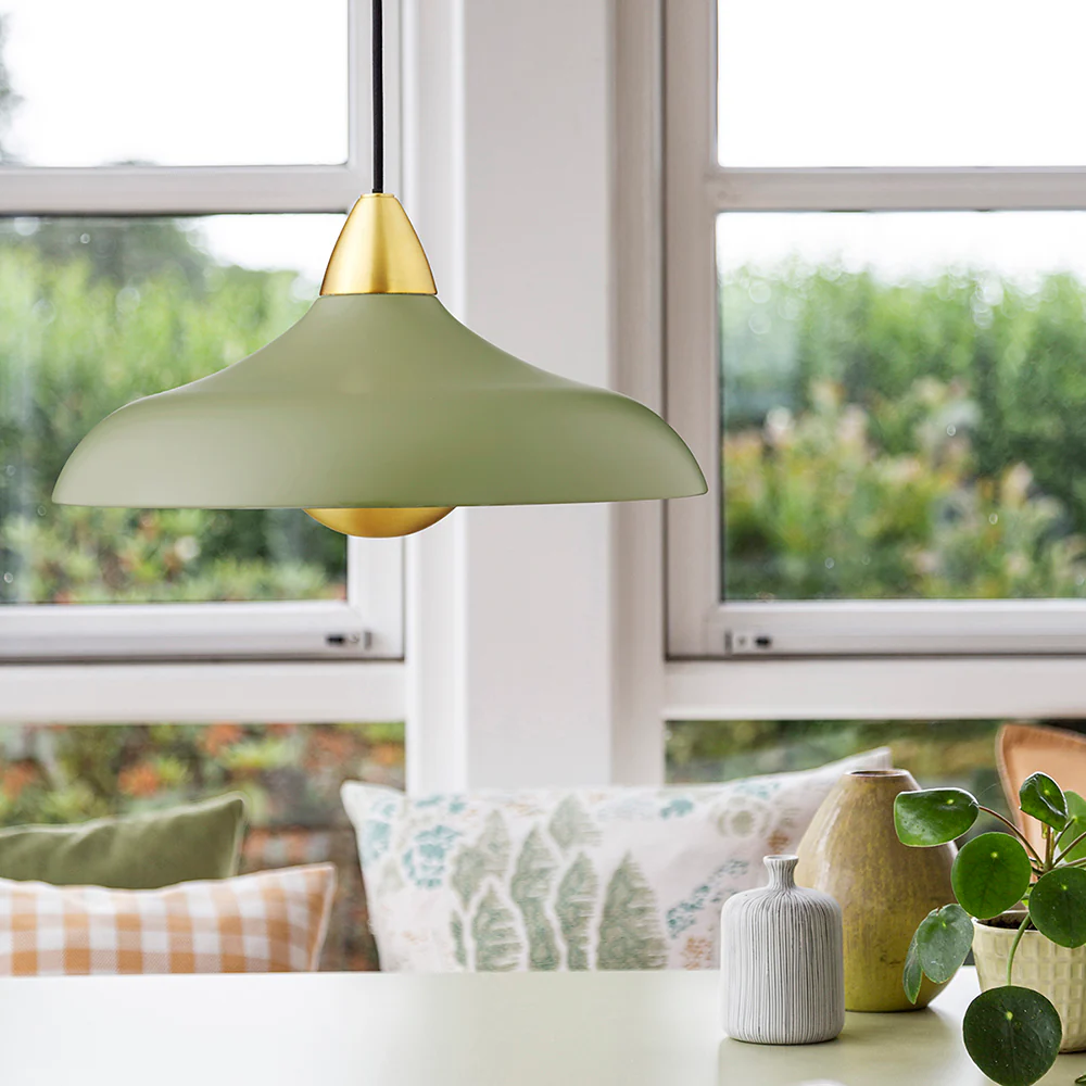 Urban Wide Ø36 Verde oliva Lámpas de techo De Superliving - Embellece tu hogar con la moderna lámpara colgante Urban Wide, una elegante combinación de un acabado verde oliva mate y elegantes detalles de latón.