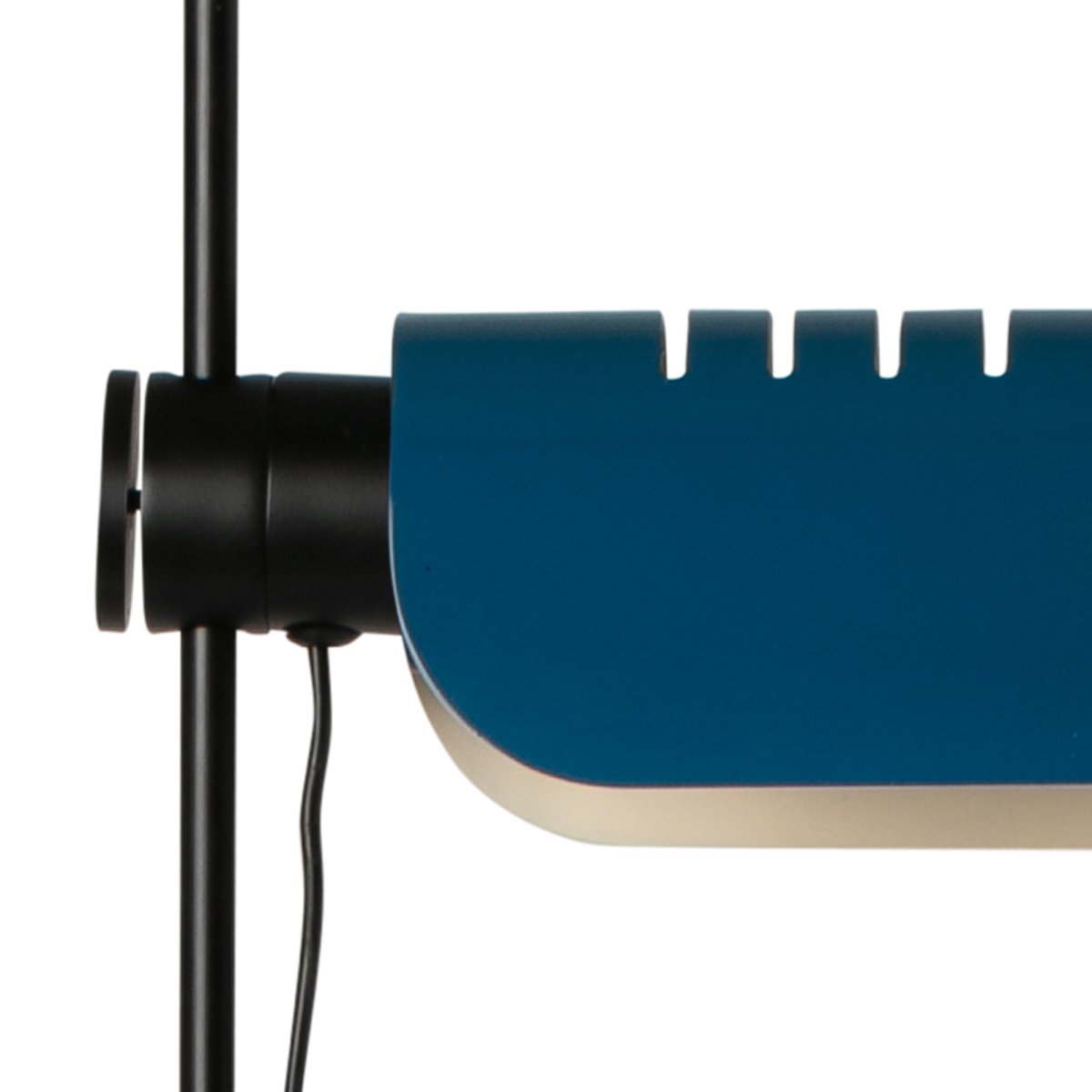 Martinica Azul lámpara de pie De Faro Barcelona - La pantalla, que evoca una hoja ondulada, envuelve suavemente la fuente de luz y proporciona una luz rica y funcional en cualquier estancia.