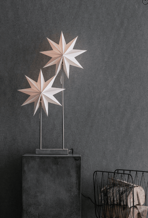 Duva Doble 80cm Blanco De Markslöjd - Duva Double es una decoraci&oacute;n de mesa elegante y festiva que difunde una hermosa luz a trav&eacute;s de sus dos brazos.