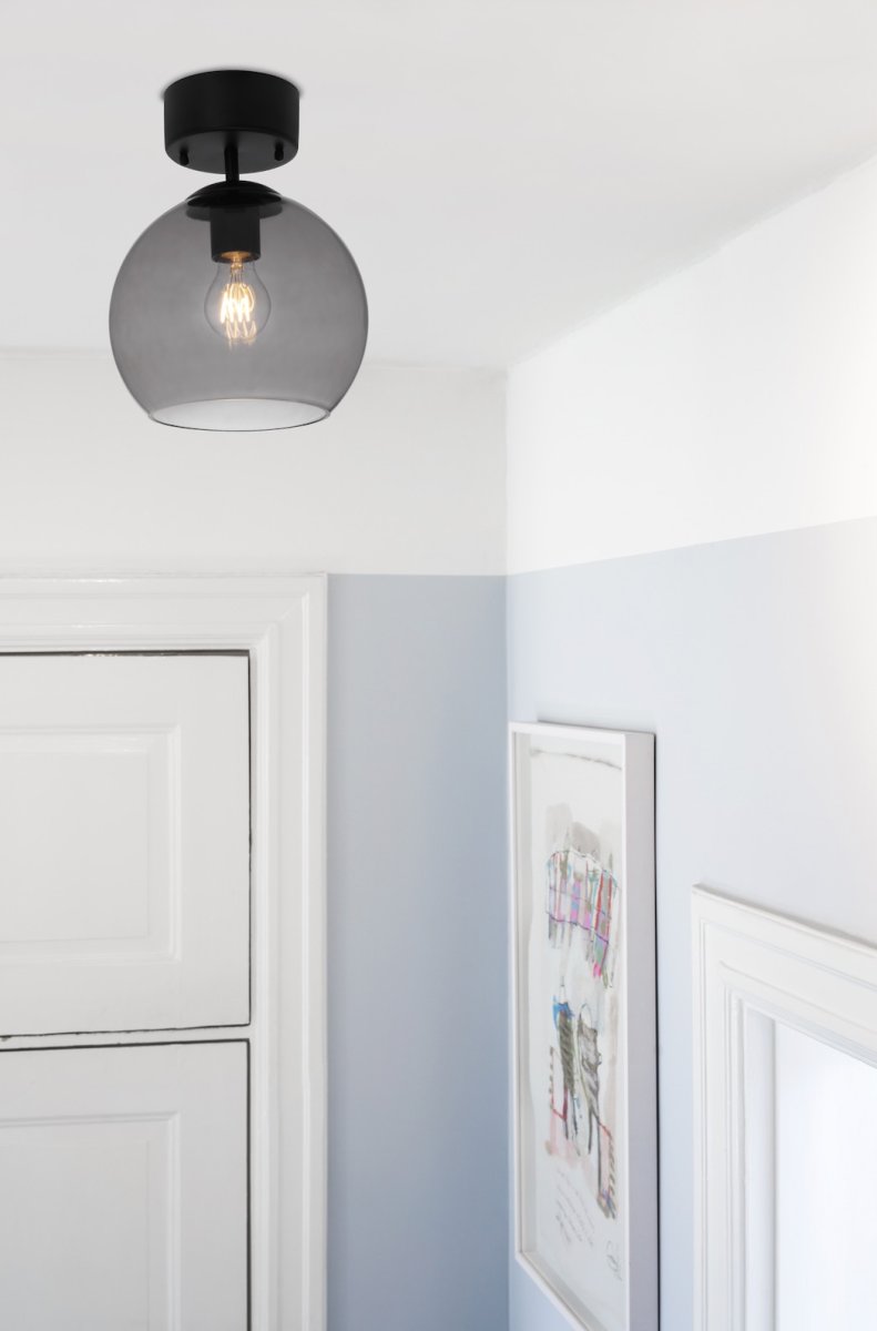 Salle Ø23 Color humo plafón De Cottex - Lámpara de techo realizada en metal negro con elegante cúpula de cristal ahumado.