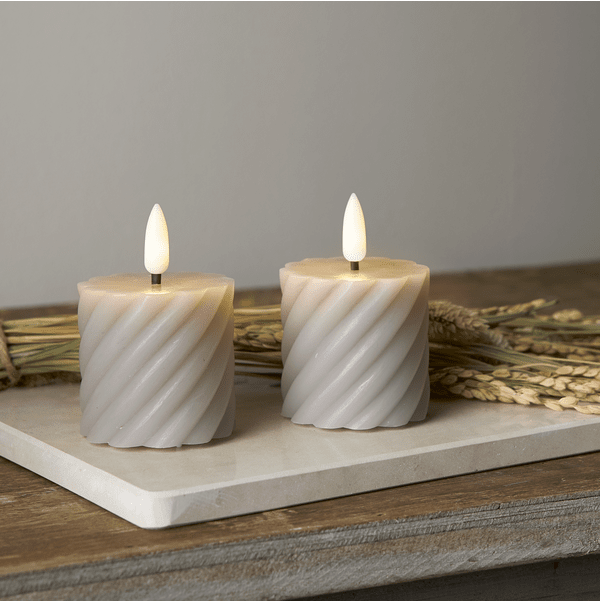 LED Vela Pilar Flamme Swirl Gris De Star Trading - Velas de bloque gris trenzado en paquete de 2 hechas de cera de la serie Flamme.