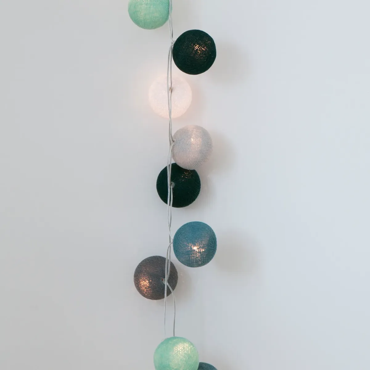 Irislights Cactus 35-lights Verde De Irislights - Irislights Cactus es una guirnalda decorativa de luces con esferas en varios tonos de verde, blanco y gris que emiten una luz acogedora.