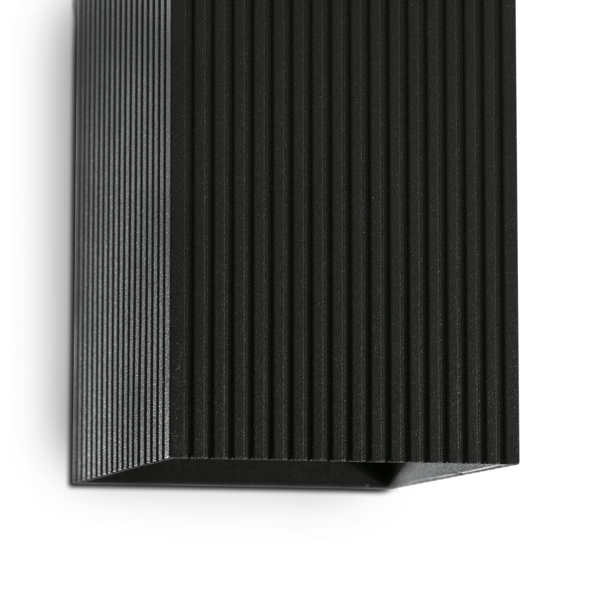 Lune 15cm Negro lámpara de pared De Faro Barcelona - Combina una iluminaci&oacute;n funcional y eficiente con una superficie moderna y texturizada que aporta dinamismo.