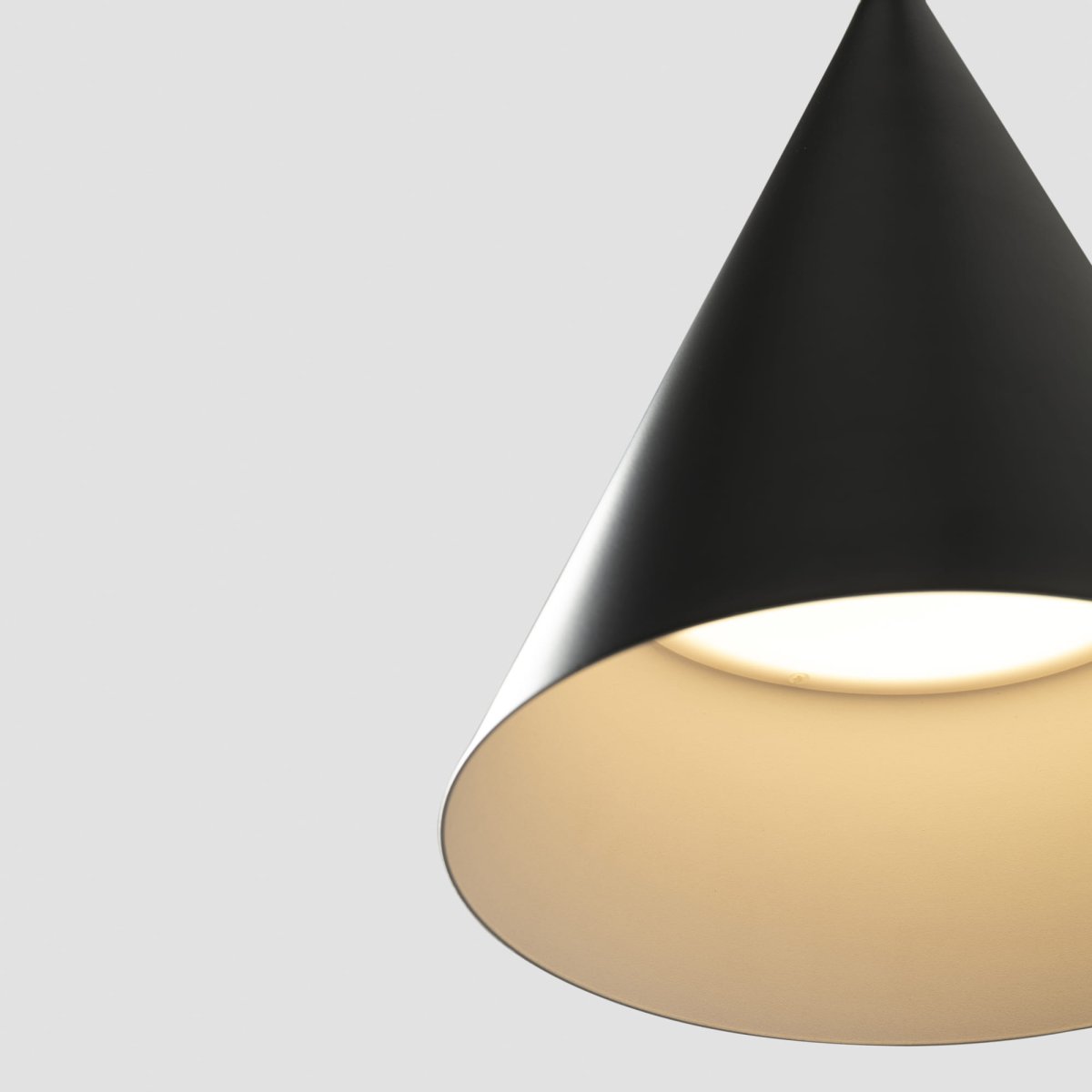 Lina Ø24 Negro Lámpas de techo De Faro Barcelona - Su elegante dise&ntilde;o es perfecto para entornos que requieren una iluminaci&oacute;n sofisticada pero sutil, ideal sobre mesas, en cocinas o en salones modernos.