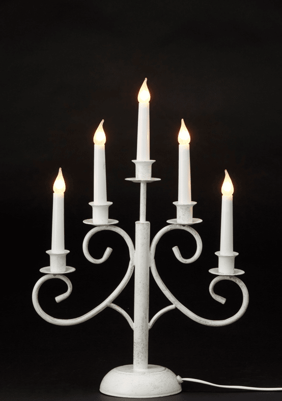 Smide 5 Blanco De Pixie Design - Este candelabro de hierro forjado de 5 brazos en color blanco es una soluci&oacute;n de iluminaci&oacute;n elegante y cl&aacute;sica que agregar&aacute; un encanto r&uacute;stico a su hogar.