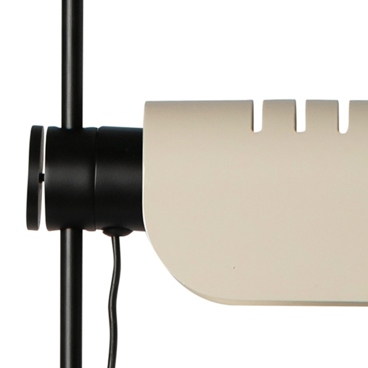 Martinica Beige lámpara de pie De Faro Barcelona - La pantalla, que evoca una hoja ondulada, envuelve suavemente la fuente de luz y proporciona una luz rica y funcional en cualquier estancia.