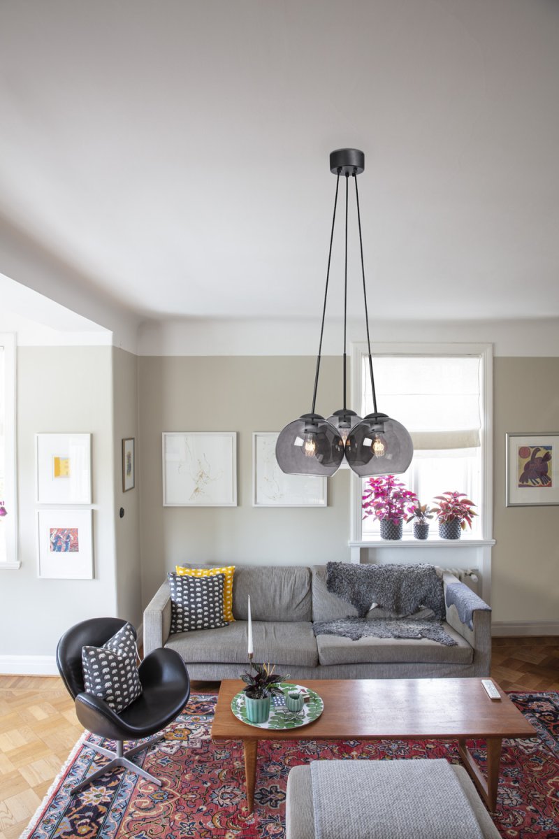 Salle Ø45 Color humo Lámpas de techo De Cottex - La l&aacute;mpara consta de tres esferas de vidrio de color humo, una de las cuales cuelga de una l&aacute;mpara de techo negra, creando una sensaci&oacute;n elegante e industrial.