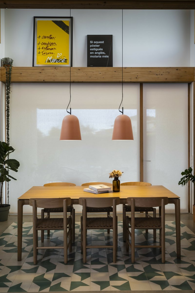 Studio Ø30 Rosa Lámpas de techo De Faro Barcelona - Studio es una elegante l&aacute;mpara colgante rosa dise&ntilde;ada por Nahtrang, inspirada en las l&iacute;neas cl&aacute;sicas de los a&ntilde;os 50: una est&eacute;tica atemporal con un moderno look vintage.