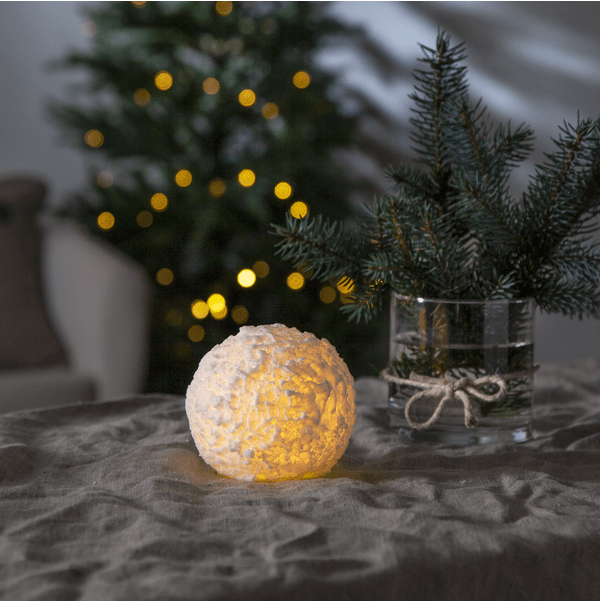 LED Vela Snowball Blanco De Star Trading - Vela de cera en forma de bola de nieve, que brilla con un c&aacute;lido resplandor blanco.