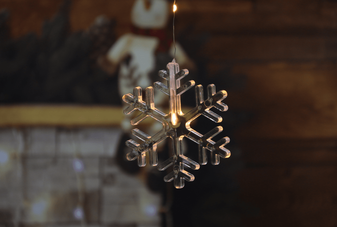 Cortina De Luces Con Efecto De Nieve 1,2m De Pixie Design - Con sus hermosos copos de nieve y c&aacute;lidos rayos de luz, esta cortina de luces es ideal para alegrar las noches de invierno.