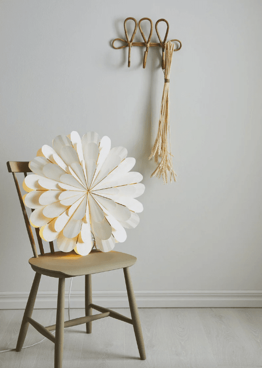 Marigold Ø60 Blanco De Markslöjd - La flor de Pascua colgante Marigold, con su dise&ntilde;o suave y moderno en pantalla de papel blanco, es un elegante complemento para sus decoraciones navide&ntilde;as.