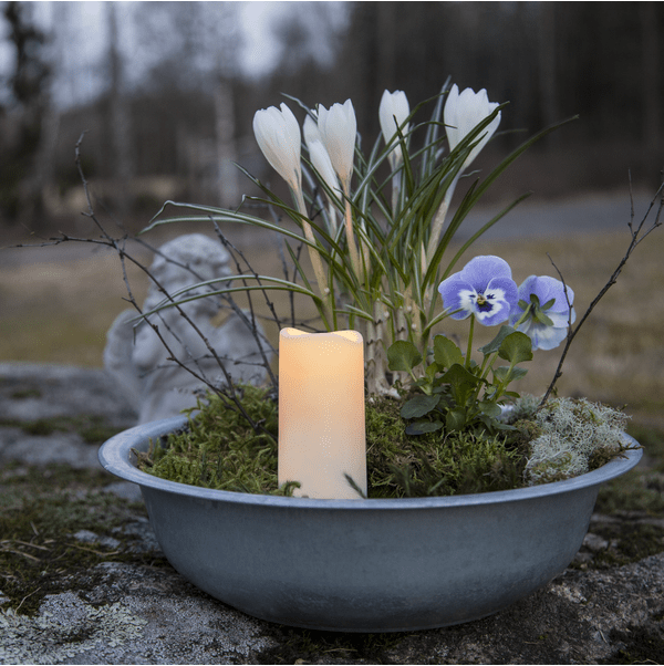 LED Vela Para Tumba Serene Blanco De Star Trading - La luz brilla con un LED blanco c&aacute;lido y funciona con pilas.