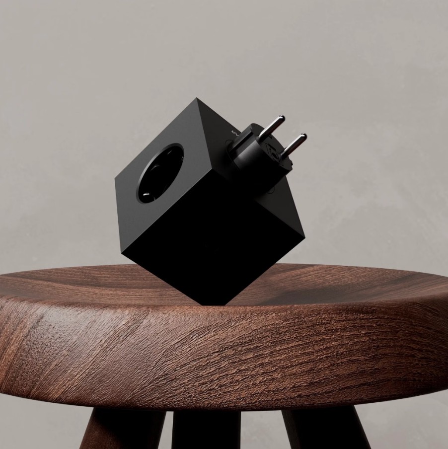 Square 2 Socket extender with 30W Dual USBC Negro De Avolt - Extensi&oacute;n de enchufe de Avolt con un dise&ntilde;o elegante, un cubo de pl&aacute;stico reciclado y una placa magn&eacute;tica en la parte inferior para colgar en la pared.