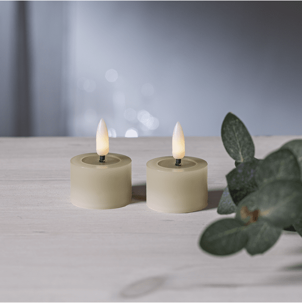LED Vela Tipo Tealight Flamme Flow Beige De Star Trading - La l&aacute;mpara tiene un hueco brillante debajo de la misma, esta superficie parece cera l&iacute;quida, que junto con la l&aacute;mpara de llama realista en luz blanca c&aacute;lida hace que la luz sea a&uacute;n m&aacute;s realista.