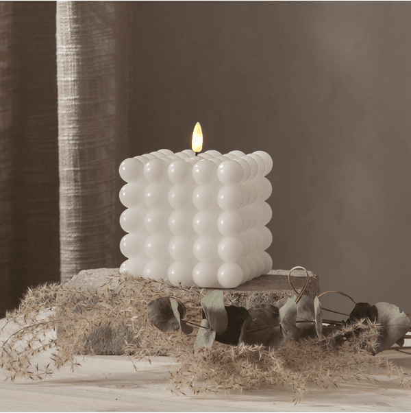 LED Vela Pilar Flamme Dot Blanco De Star Trading - Esta vela que funciona a pilas es una hermosa decoraci&oacute;n tanto sola como en grupo con otras velas de la serie Flamme.