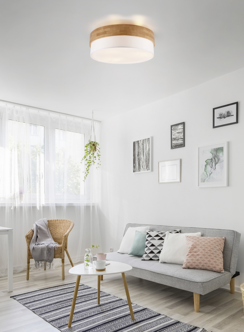 Seasons Ø50 Blanco plafón De Trio Lighting - La l&aacute;mpara de techo Seasons combina formas sencillas con materiales naturales para crear una atm&oacute;sfera armoniosa y acogedora.