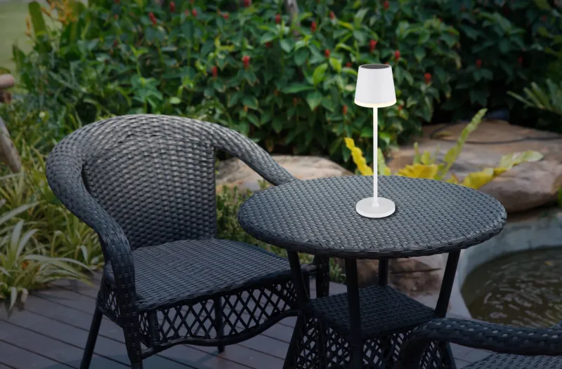 Bordslampa LED Blanco lámpara solar De Globo Lighting - Den diskreta designen sm&auml;lter in i alla milj&ouml;er och med IP44-klassning &auml;r den t&aring;lig mot v&auml;der och vind.