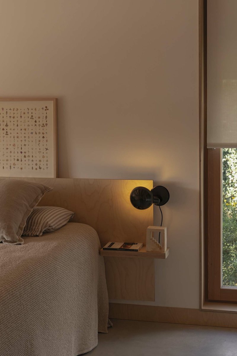 Bela 24cm Negro lámpara de escritorio De Faro Barcelona - Bela es una l&aacute;mpara vers&aacute;til que se adapta a cualquier estilo de interior.