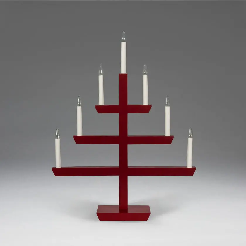 Wooden Candelabra 7 Lights ROJO De Konstsmide - La combinaci&oacute;n del tacto cl&aacute;sico de la madera y su forma moderna lo convierten en un elegante complemento para cualquier hogar.