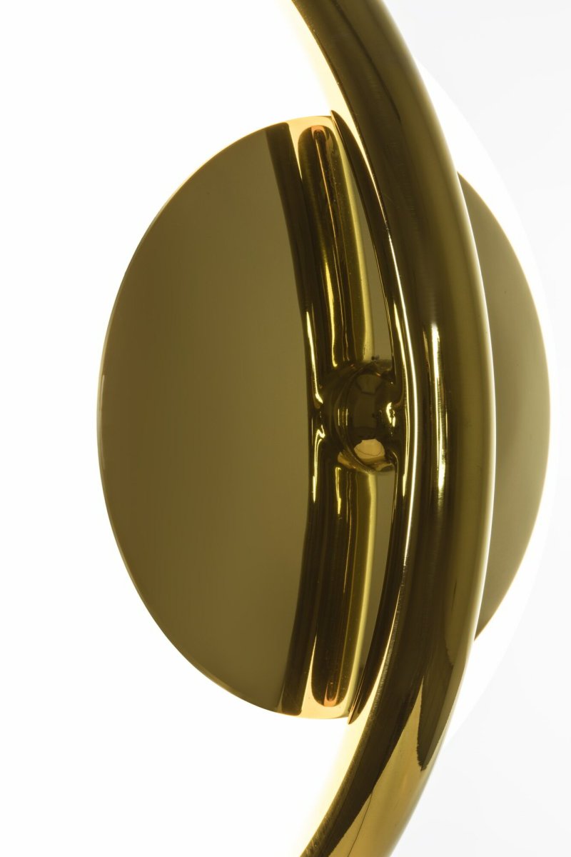 Le Vita Oro lámpara de pie De Faro Barcelona - Esta l&aacute;mpara de pie combina una suave pantalla de cristal con una fina estructura met&aacute;lica gr&aacute;fica, creando una sensaci&oacute;n de amplitud y sofisticaci&oacute;n.